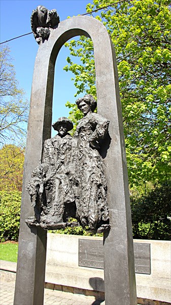 077-Памятник Раинису